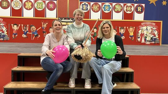 Kerstin Wendling, Pia Eberhard und Miriam Massmann organisieren die Kappensitzung für Kinder auf dem Strimmiger Berg.