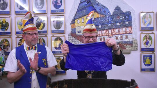 Sitzungspräsident Tobias Behnke (rechts) bei der traditionellen Blaufärberprüfung des Nastätter Carnevals Clubs. Sitzungspräsident Tobias Behnke (rechts) bei der traditionellen Blaufärberprüfung des Nastätter Carnevals Clubs.