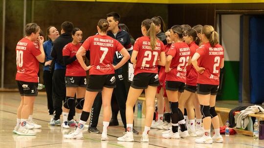 Endlich wieder gewonnen: Die Oberliga-Handballerinnen der HSG Birkenfeld um ihren Trainer Dominik Schwindling haben einen großen