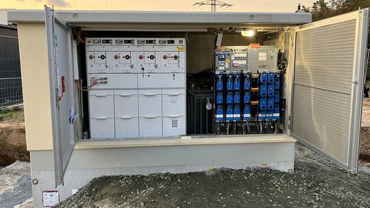 Vergleichsweise klein und unspektakulär: Der Blick in eine digitale Ortsnetzstation, die es allerdings auch als begehbare Anlage