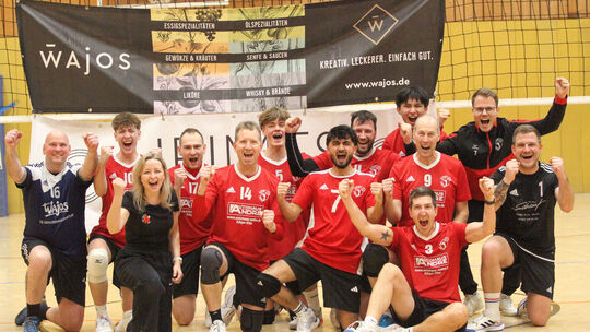 Meister in der Bezirksliga - und das nach 12 von 16 Spieltagen: Der VBC Ediger-Eller (von links) um Christof Dorwo, Lorenz Niema