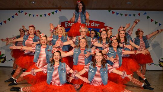 Die Tanzgruppe Flashlights eröffneten in diesem Jahr den Reigen der farbenfrohen Showtänze.