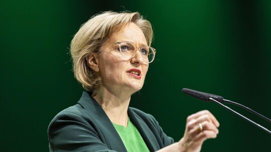 Grünen-Chefin Franziska Brantner kritisiert die Bundesregierung deutlich: Für den Umgang mit Sondervermögen will die Partei eine