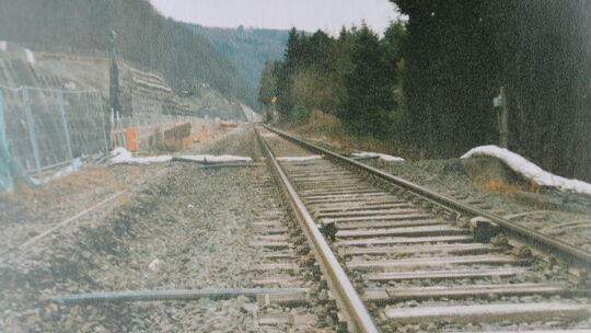 Anfang des Jahres 2003 war das Gleis auf der Bergseite in Bad Ems abgebaut, damit dort der Trog für die Umgehungsstraße gebaut w