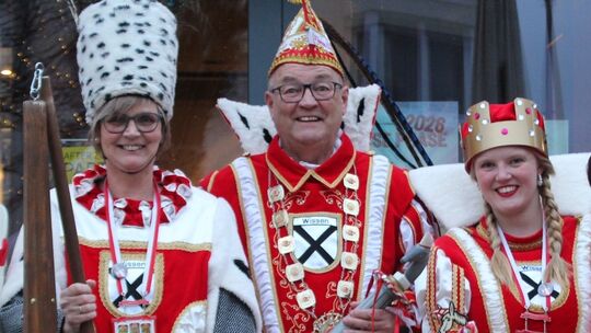 Das Dreigestirn der KG Wissen (von links): Bauer Andrea Keßler (geborene Nauroth), Prinz Thomas II. Nauroth und Jungfrau Lara Na