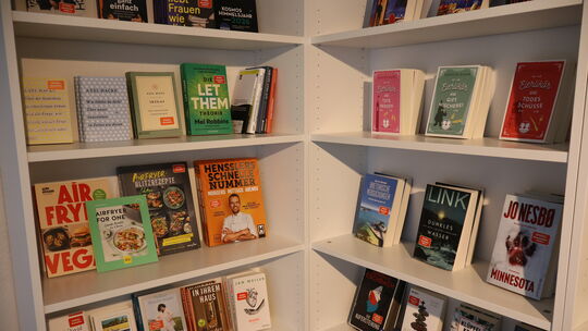 Bücher in einem Laden vor Ort zu kaufen hat einen ganz anderen Charme, als sie im Internet zu bestellen.