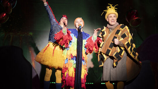 Es geht stimmungsvoll zu bei "Der kleine Drache Furzipups" im Neuwieder Schlosstheater.