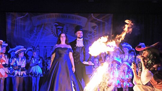 Die Hexe zauberte den Buhlenbergern spontan ein Prinzenpaar herbei, mit viel Feuer und großer Show.