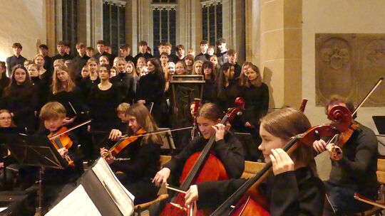 Konzentriert, diszipliniert und professionell präsentierten Orchester und Chor Musik aus vier Jahrhunderten in der Schlosskirche