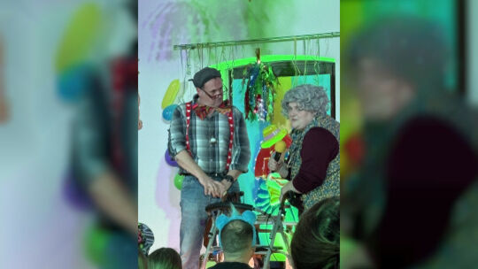 Karl und Trutsche: Die Darsteller auf der Bühne des Karnevalsclub Eckersweiler begeistern das Publikum mit ihrem humorvollen Ske