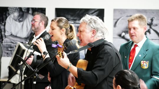 Patrick Bühler, Melanie Föllbach, Max Fischer, Lulo Reinhardt und ein Sänger des MGV Höhr (von links).