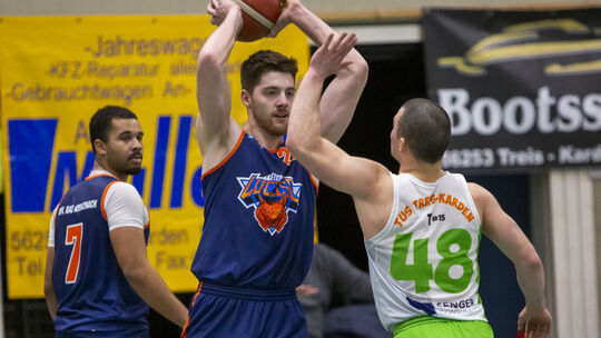 Marvin Helmes-Stumpf (am Ball) lässt sich von seinem Gegenspieler nicht beirren. Mit 19 Punkten ist er einer der treffsichersten