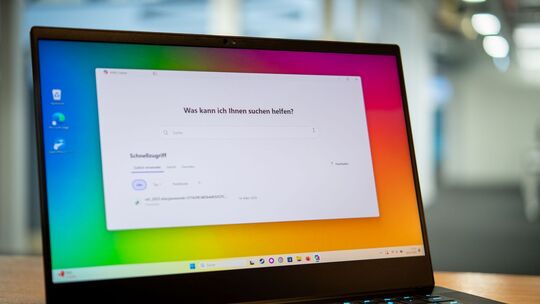 Ein Laptop mit Windows 11 und Microsoft Copilot Ein Laptop mit Windows 11 und Microsoft Copilot