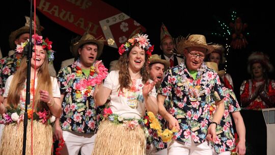 Das Gefolge von Prinz Peter l. aus Haserich nimmt das Publikum auf der Kappensitzung in Blankenrath mit auf eine Reise nach Hawa