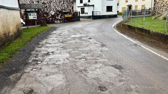 Risse, Wellen oder Schlaglöcher: Damit Tempo in die Straßensanierung kommt, hat VG-Chef Mumm vom Maifeld eine Vereinbarung mit d