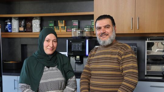 Deniz und Murat Erkan waren im März 2025, als dieses Bild entstanden ist, noch voller Hoffnung, dass das Café ein Erfolg werden