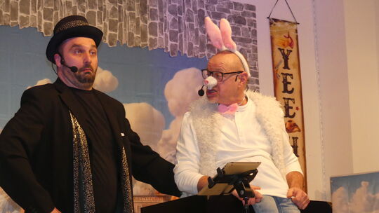 Zauberer Jonathan Spanier (links) und seine Hasenpuppe Eberhard Röthgen brachten die Narren zum Lachen. Zauberer Jonathan Spanier (links) und seine Hasenpuppe Eberhard Röthgen brachten die Narren zum Lachen.