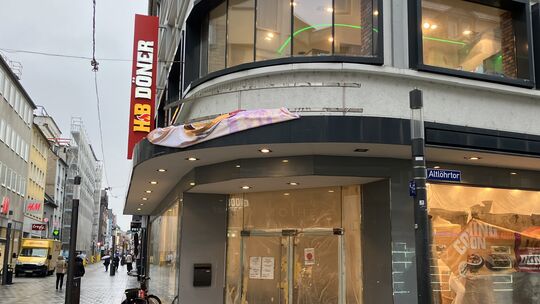 Wo viele Jahre die Schuhfiliale von Salamander zu Hause war, soll nun ein HB Döner einziehen.