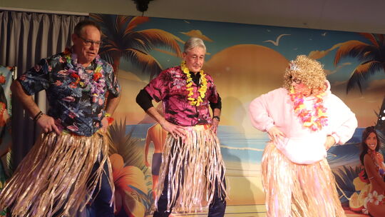 Wenn Cindy aus Marzahn (Stephanie Leonhard) auf Hawai Urlaub macht, geraten gestandene Mannsbilder wie Ulli (links) und Oliver Wenn Cindy aus Marzahn (Stephanie Leonhard) auf Hawai Urlaub macht, geraten gestandene Mannsbilder wie Ulli (links) und Oliver