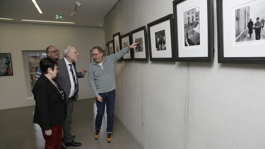 Museumsleiterin Ingrid Schwerdtner und Mitinitiator Peter Lang (rechts) führten die Gäste aus Mainz durch die Ausstellung im Gol