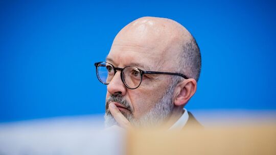 Führende Wirtschaftsinstitute stellen neue Konjunkturprognose vo