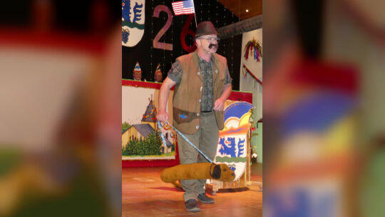 "De Toni Miller, e alder Pälzer Ami" hatte seinen Spürhund Bronco mitgebracht. Er fand: "Raumbach wär great again, wenn's mehr t