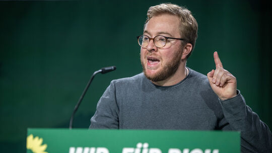 Kurz vor Ende der Wahlperiode rückt der Kaiserslauterer Grünen-Co-Landeschef Paul Bunjes in das Landesparlament nach. Er folgt a
