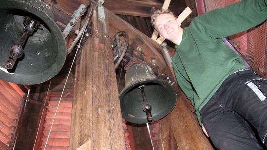 Emma Kessel pflegt mit dem Beiern ein besonderes Brauchtum. Hoch oben im Glockenturm hat nur eine Person Platz, um die Glocken d