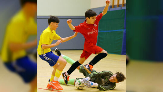 Bei den C-Junioren in Kirchberg setzte sich der JFV Schieferland (in Rot) um Torwart Leon Schweyen mit 2:1 im Spiel um Platz 3 g