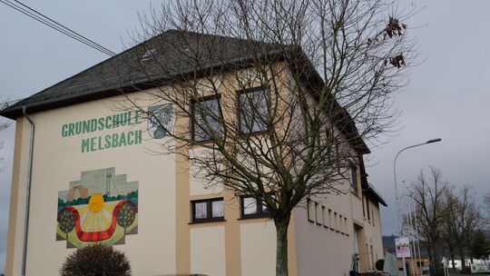 Die Sanierung der Grundschule ist bald abgeschlossen. Auch der Holzbungalow für die Ganztagsbetreuung soll im Sommer eröffnet we