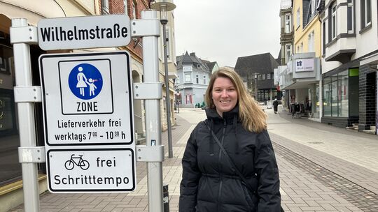 Citymanagerin Anna Laux in der Fußgängerzone von Altenkirchen.