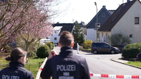 Polizei und Mitarbeiter der Spurensicherung waren im April vergangenen Jahres in Weitefeld, nachdem drei Menschen dort in einem