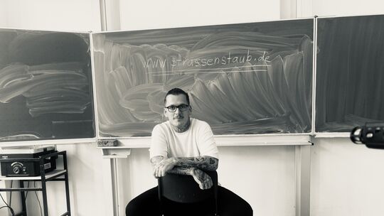 Daniel Gebhart klärt regelmäßig an Schulen über das Thema Suchtprävention auf, am 13. März ist er an der EKS Realschule Plus in