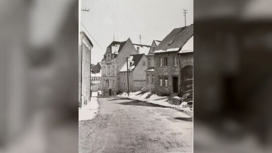 Auf dieser Aufnahme von Johann Otten - etwa um 1955 entstanden - ist die Gaststätte "Zum Brauer" hinten rechts zu sehen. Das Bil