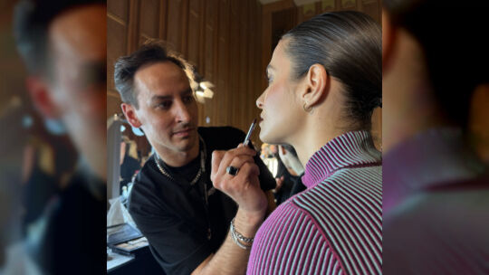 Hinter den Kulissen der Berlin Fashion Week war Tobias Behrendt als Teil des Stylistenteam von Marc Cain auch für das Make Up de