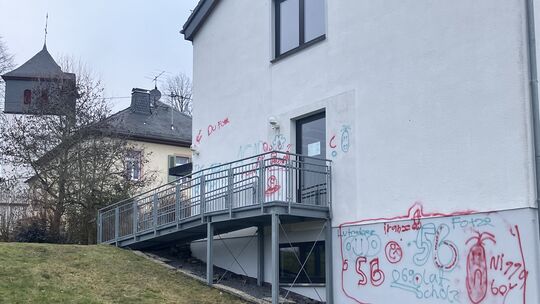 Unbekannte haben das Gemeindehaus in Nauort beschmiert, die Polizei ermittelt.