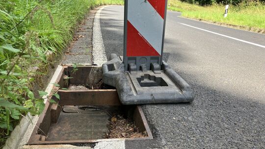An einer Straße bei Roes und andernorts wurden im August vergangenen Jahres insgesamt 85 Gullydeckel gestohlen. Bei einem Schrot