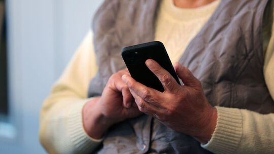 Eine Seniorin schreibt eine Nachricht in ihr Handy Eine Seniorin schreibt eine Nachricht in ihr Handy