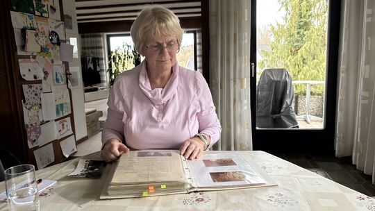 Bei unserem Besuch präsentiert Christa Bartels mit Freude ihr volles Fotoalbum und erzählt dabei einige Geschichten aus ihrer Ze