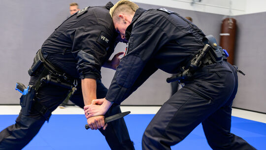 Jährlich wird in Rheinland-Pfalz bei Tausenden Einsätzen Gewalt gegen Polizeibeamte ausgeübt. In der Ausbildung werden die Beamt