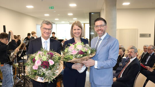 Blumen gab es von Landesjustizminister Philipp Fernis (rechts) für Landgerichtspräsidentin Martina Kohlmeyer und ihren Vorgänger