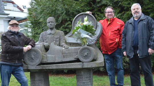 Am Denkmal von Rudolf Caracciola in Remagen legten Rolf Plewa (von links), Alex Zion und Rudolf Lohmer einen Blumengruß ab.