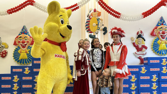 Der Goldbär brachte gleich für sieben Vereine Wurfmaterial mit, für das die kleinen Vertreter der Gruppen knapp 400 Kilogramm au Der Goldbär brachte gleich für sieben Vereine Wurfmaterial mit, für das die kleinen Vertreter der Gruppen knapp 400 Kilogramm au