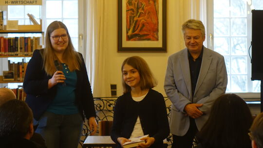 Selina Ansorg und Jürgen Kempenich beglückwünschen Ida Müller vom Peter-Joerres-Gymnasium, die den Landkreis Ahrweiler beim Bezi
