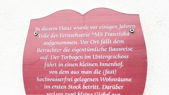 Ein Schild an einer Hausfassade in Leutesdorf erinnert an den Drehort der TV-Serie "MS Franziska".