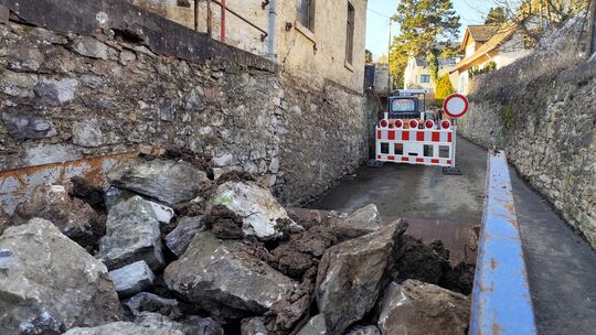 Schon am nächsten Tag waren die massiven Steine der umgestürzten Mauer in einen bereitgestellten Container geschafft worden.