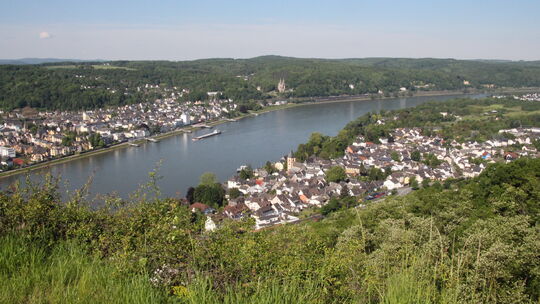 Ein Blick von oben auf Erpel: Die Ortsgemeinde will seit Jahren ein Gewerbegebiet entwickeln. An der B42 direkt am Rhein war die