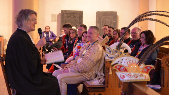 Das Gotteshaus war gut mit bunt kostümierten Narren gefüllt.