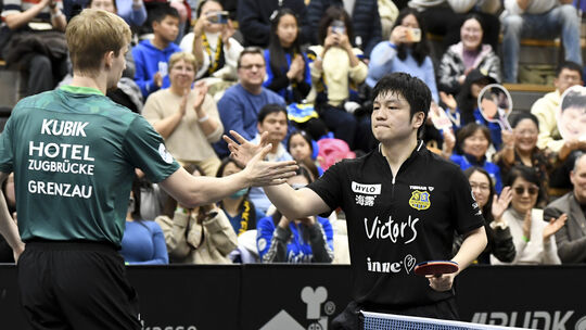 An seinem 23. Geburtstag verkaufte sich Maciej Kubik (links) teuer gegen Saarbrückens Superstar Fan Zhendong.
