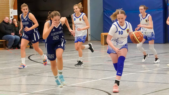 In ihrer Partie in Saarbrücken gab es für die Basketballerinnen der SF Neustadt (weiße Trikots) nicht viel zu holen. (Archivbild